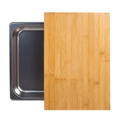 台所ステンレス鋼の皿によって置かれるタケまな板セットのまな板